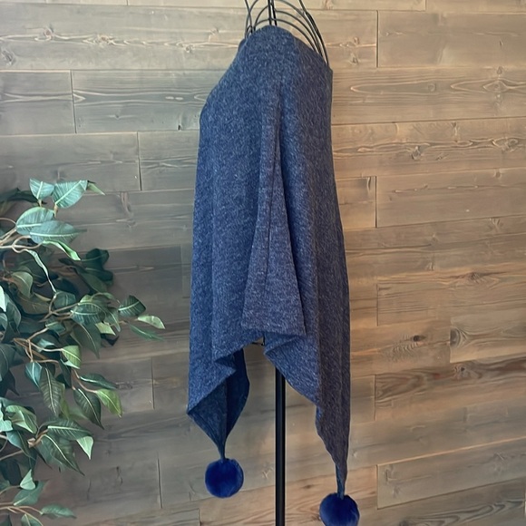 Gorgeous, scoopneck or off the shoulder poncho - Picture 4 of 5